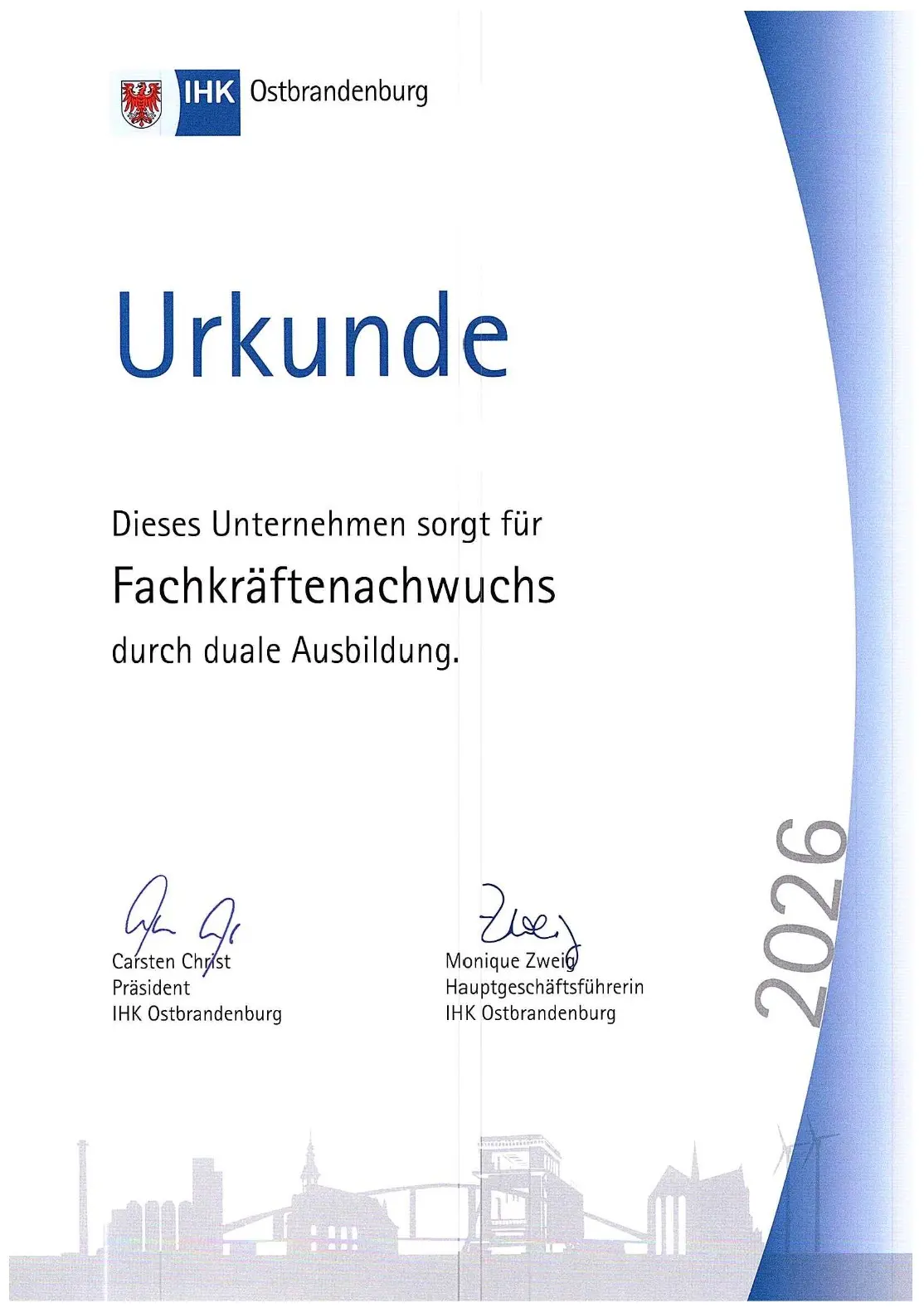 Urkunde der IHK Ostfriesland für Fachkräftenachwuchs durch duale Ausbildung, unterzeichnet von Carsten Chlpts und Monique Zweig, Jahr 2026.